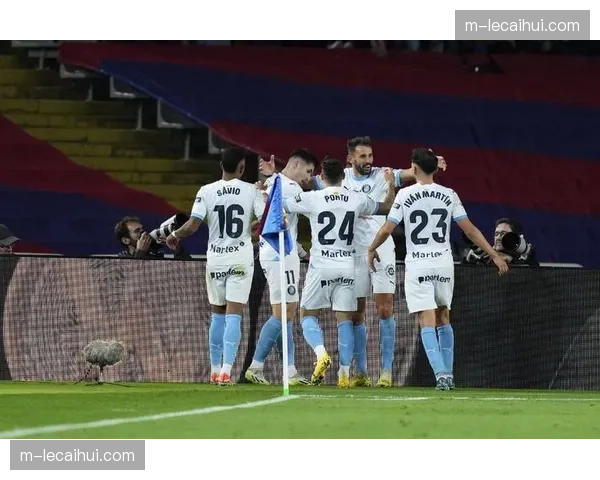 赫罗纳小将打入西甲处子球后，冲向场边与罹患重病的母亲庆祝