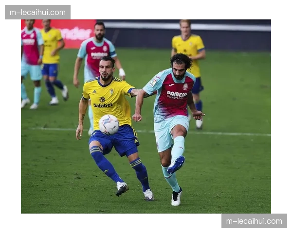 加的斯发布对阵皇马的战术板解析视频,重点讲解如何压缩客队核心区域的纵向传球线路 加的斯发布对阵皇马的战术板解析视频,重点讲解如何压缩客队核心区域的纵向传球线路