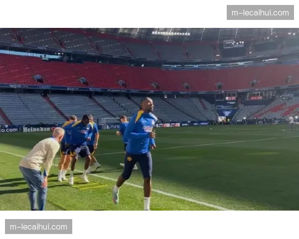 转播镜头捕捉细节，国米中卫在定位球防守中通过手势快速切换盯人目标